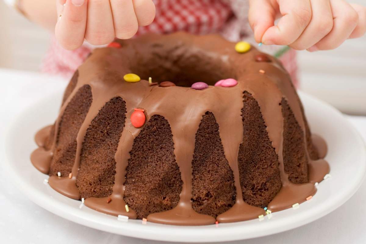 Torta al cacao con glassatura e confettini colorati