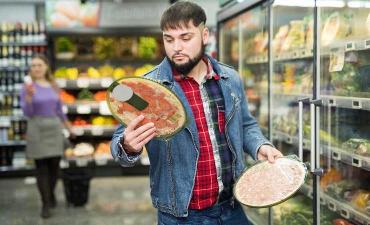 Uomo al supermercato