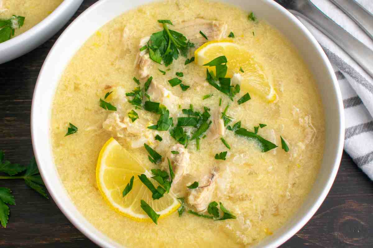 Zuppa di pollo al limone in una ciotola