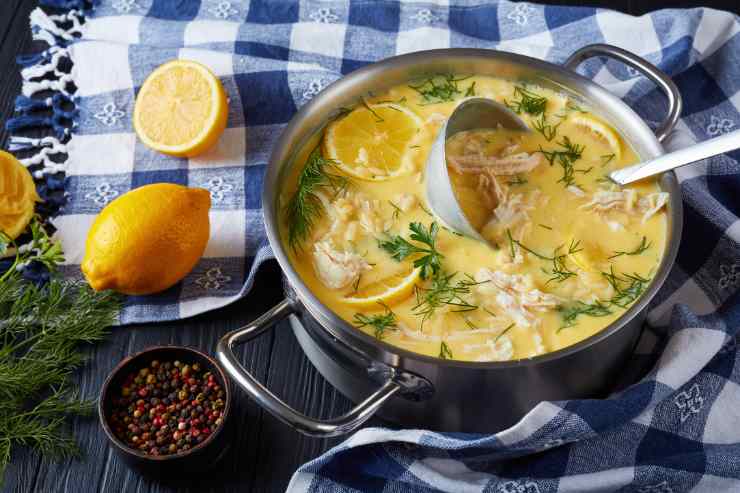 Zuppa di pollo al limone alla greca 