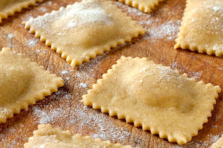 agnolotti su spianatoia 