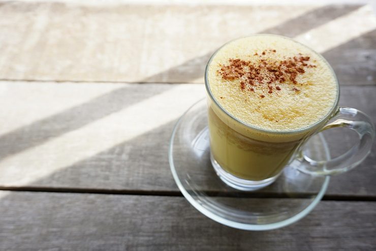 tazza di latte e curcuma