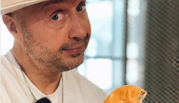 bastianich con un hamburger