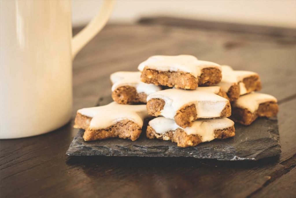 Biscotti glassati a forma di stella su vassoio