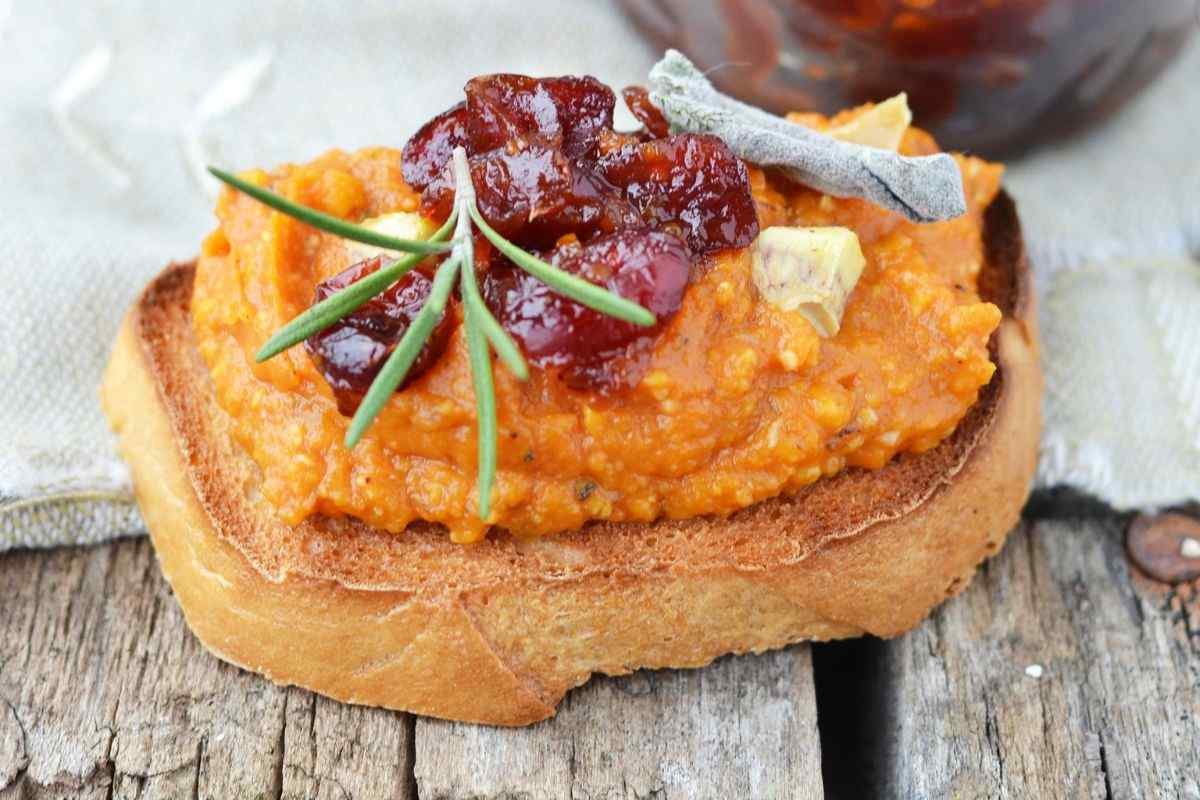 bruschetta con zucca e cipolla caramellata