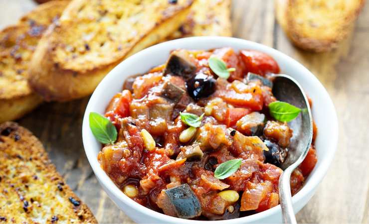 piattino di caponata con bruschette