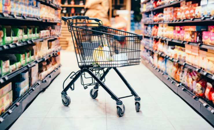 carrello della spesa in corsia di supermercato