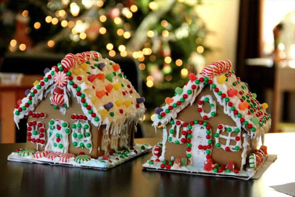 casetta fatta di biscotti per le feste di natale