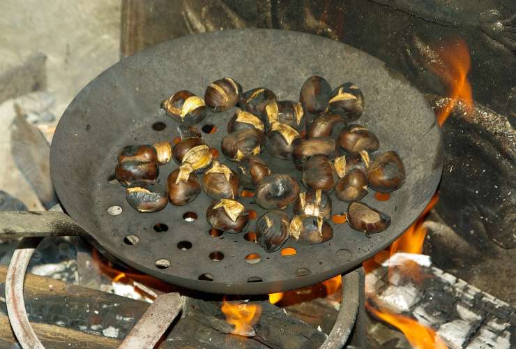 Castagne cotte arrostite sul fuoco