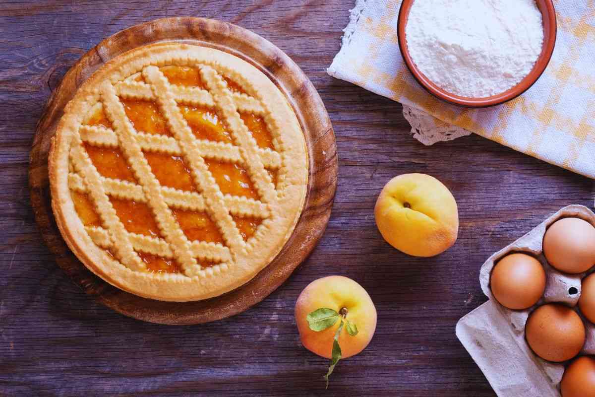 una crostata e due albicocche