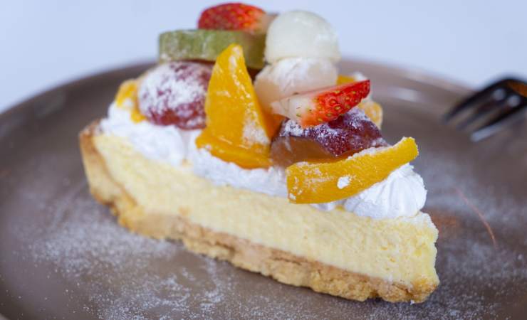 fetta di crostata con crema e frutta