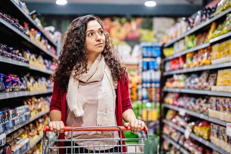 donna al supermercato