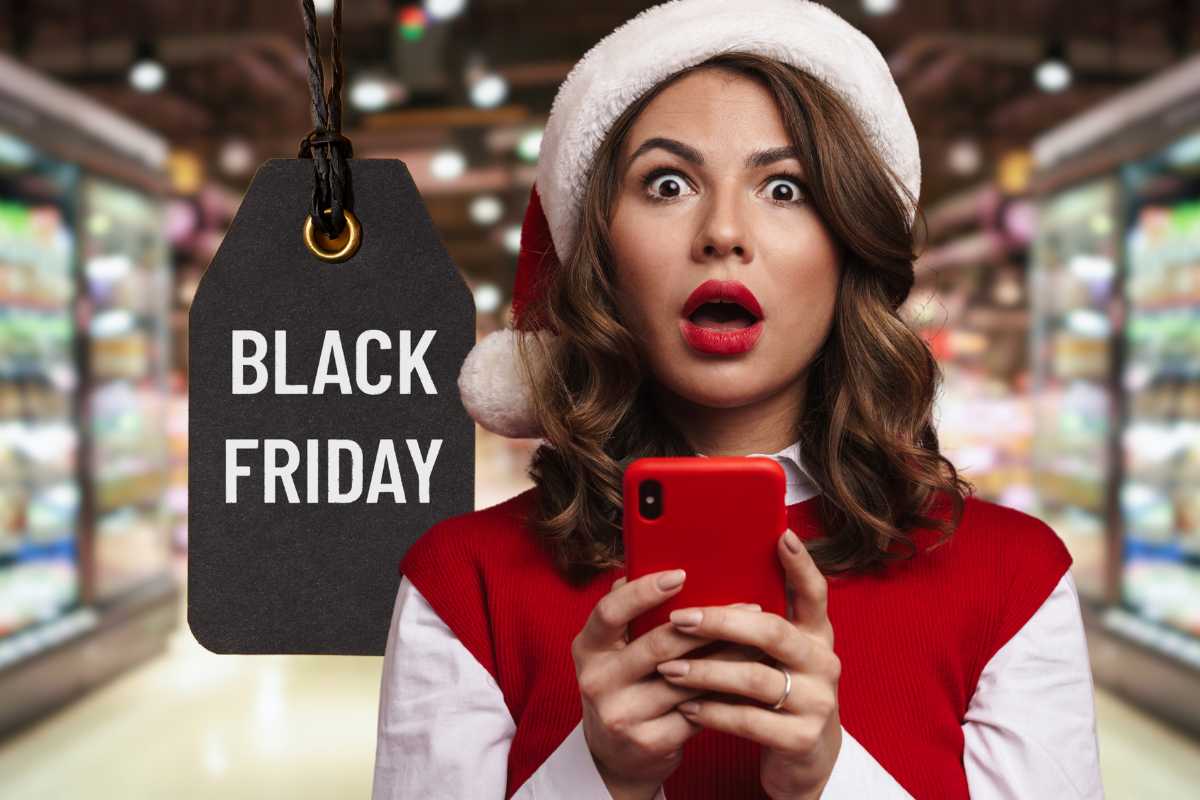 donna col telefono e cartello black friday