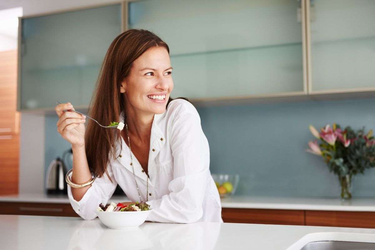 donna con insalata