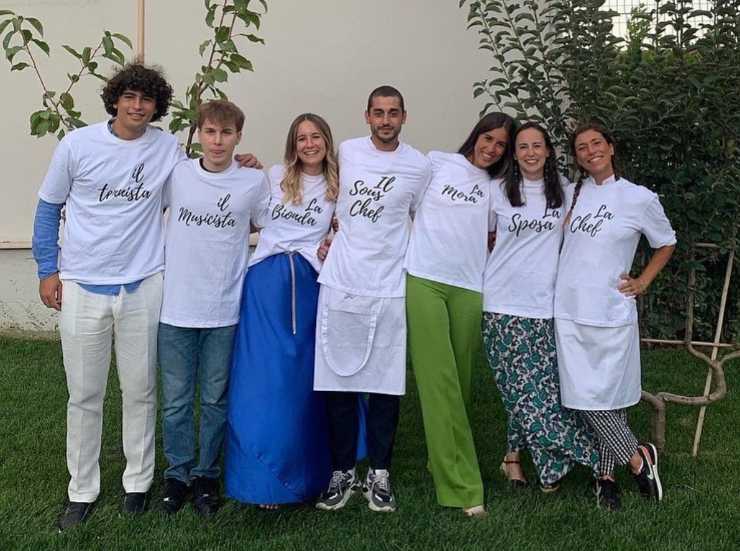 un gruppo di chef in un giardino