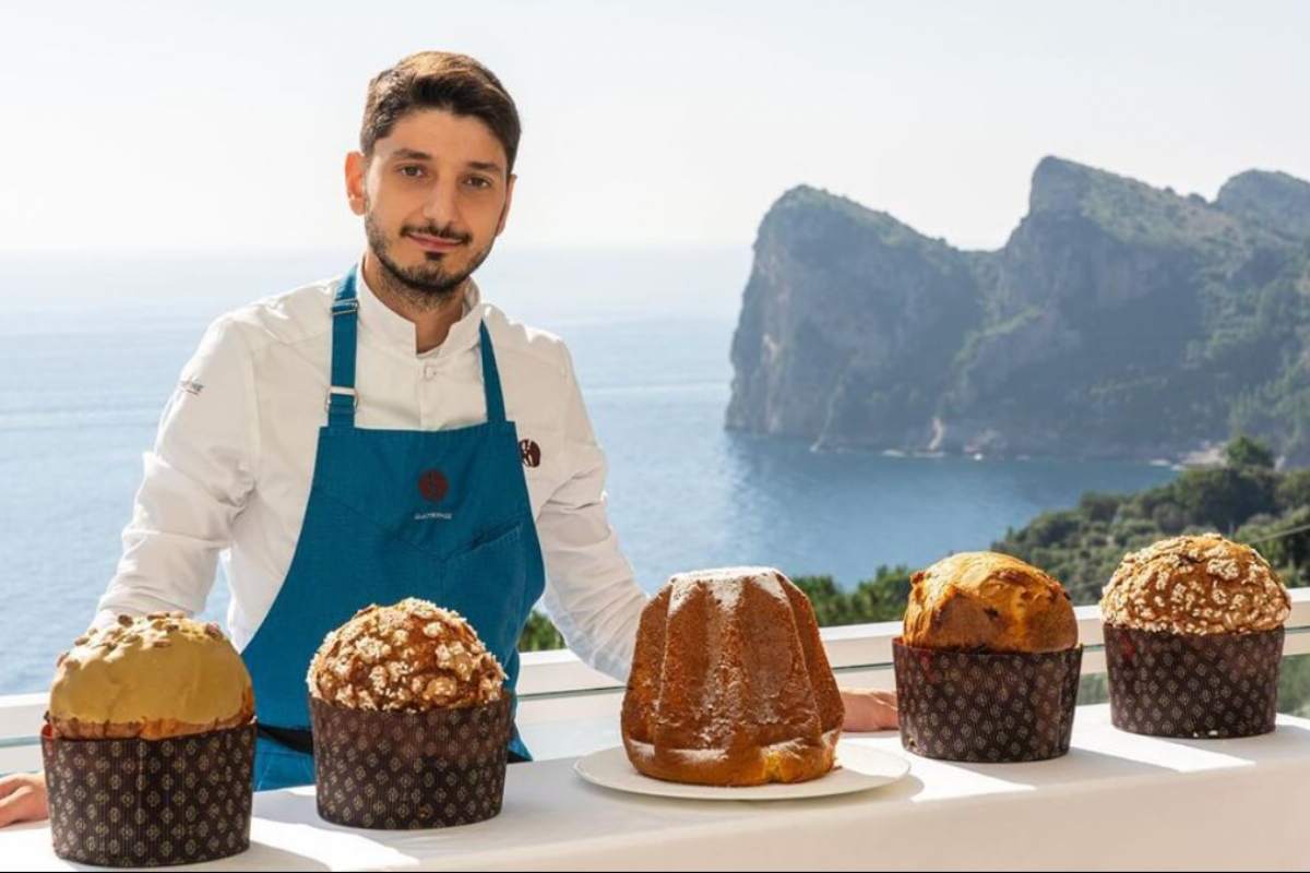 Fabrizio Mellino di fronte a cinque dolci del natale