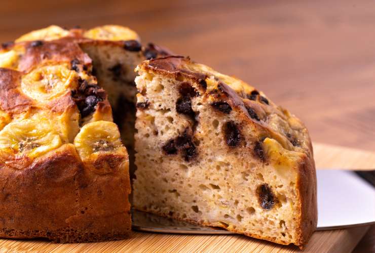 fetta di torta banana e cioccolato