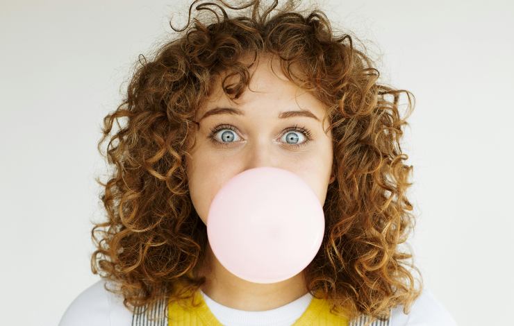 ragazza con il chewing gum