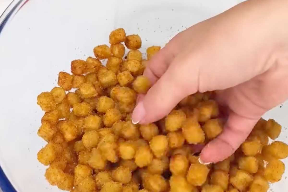 una mano che tocca degli gnocchi