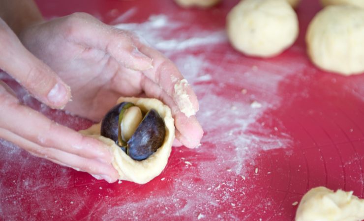 persona che preparar gnocchi di susine