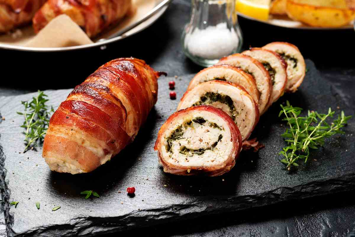 Non avevo idee per la cena di stasera, poi la ricetta di questi involtini di pollo mi ha svoltato: solo 15 minuti e sono pronti