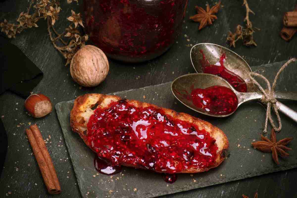 marmellata su pane