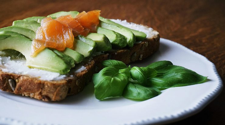 toast con salmone affumicato e avocado