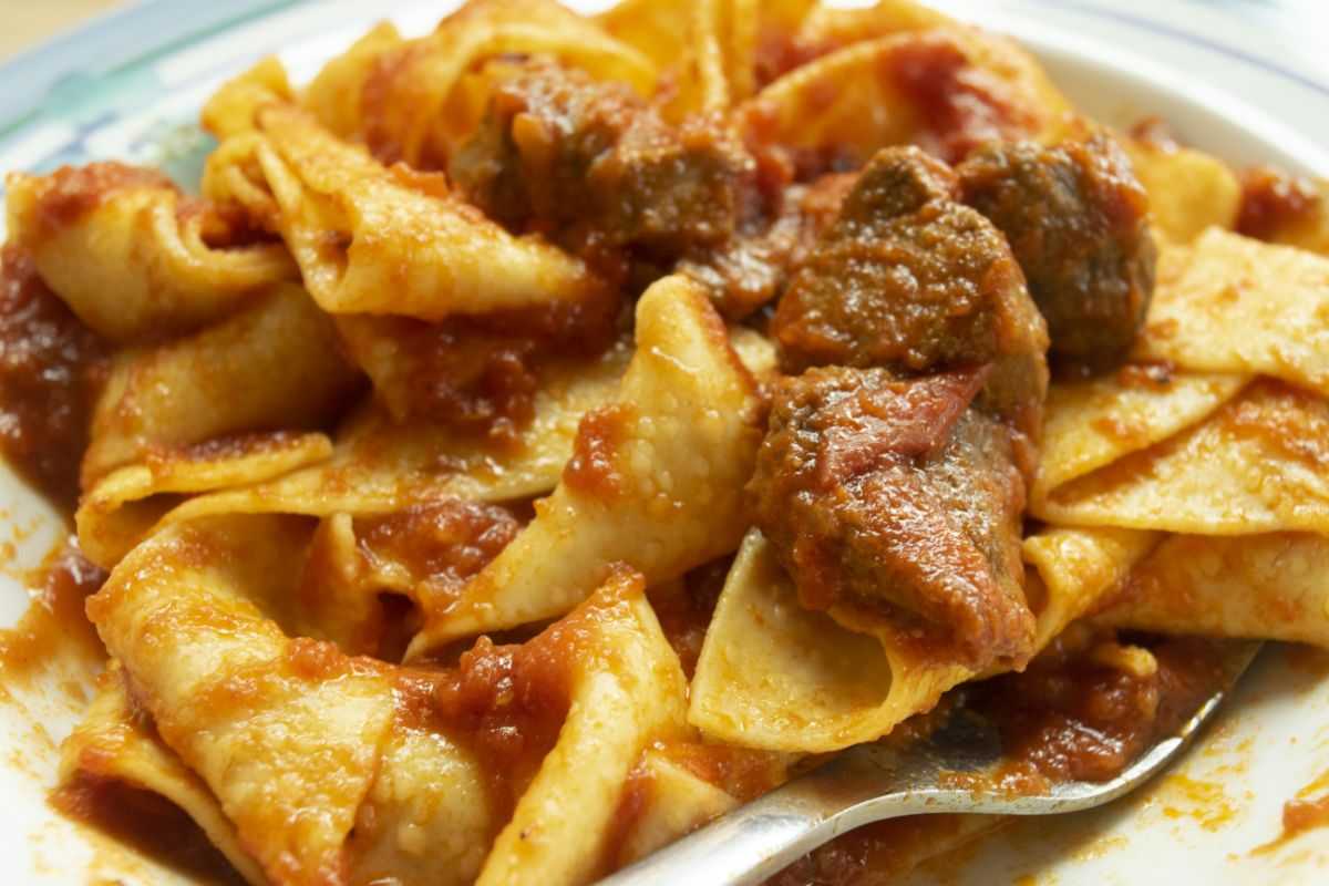 piatto di pappardelle con ragù napoletano