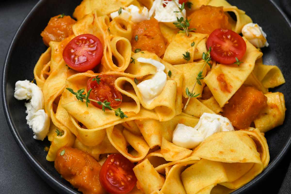 pappardelle con zucca pomodoro e burrata in pentola