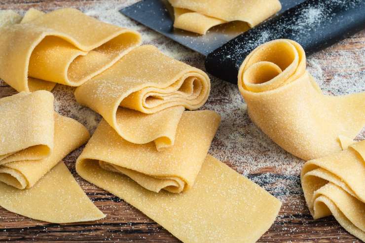 pappardelle crude su tagliere