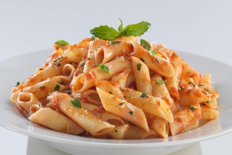 piatto di penne al pomodoro