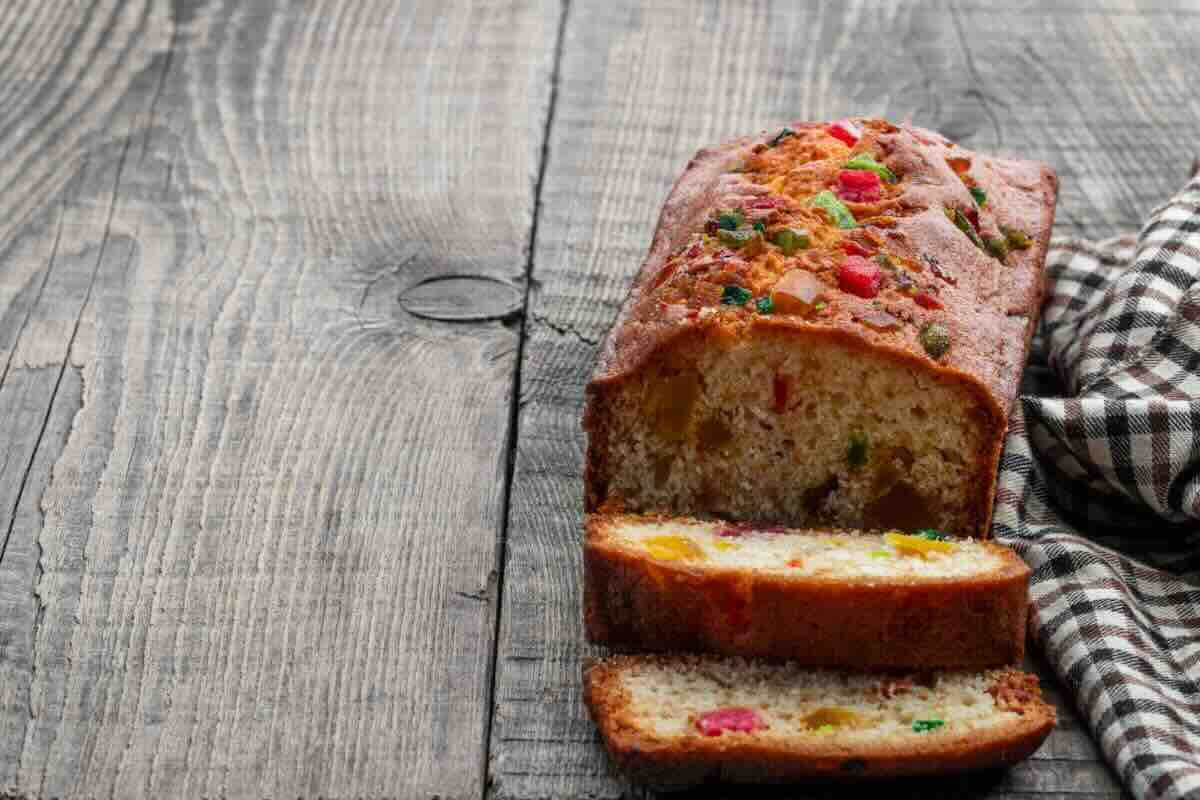 Plum-panettone, il plumcake che si traveste dal tipico dolce natalizio: si fa in 5 minuti ed è troppo buono