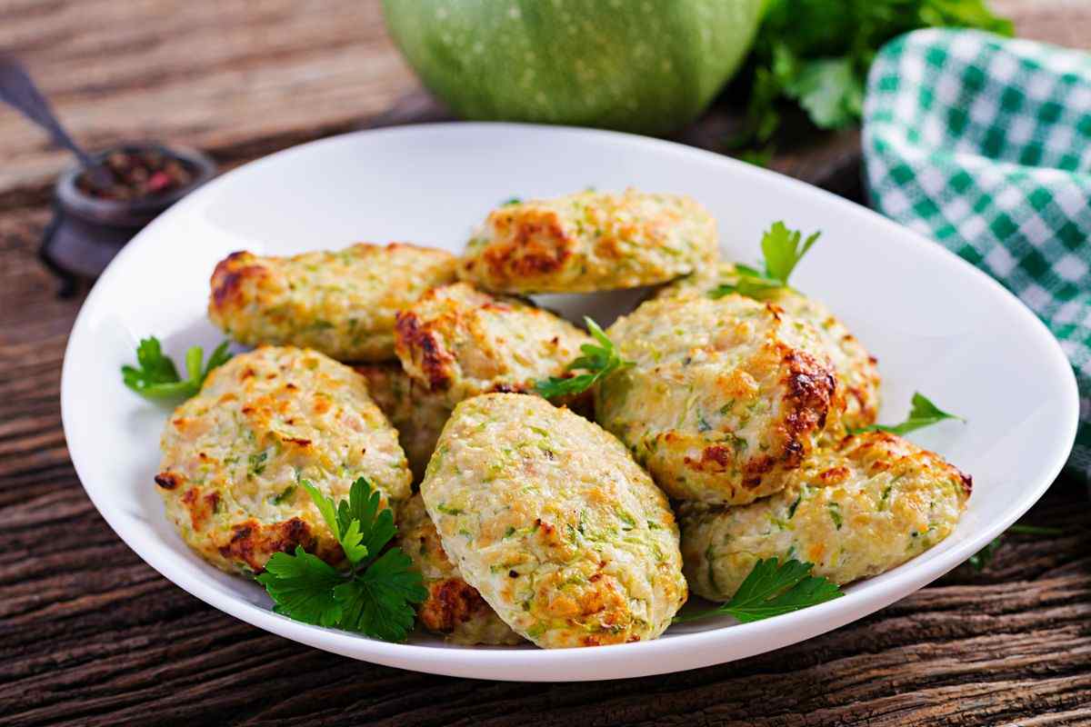 Avevo del petto di pollo in frigorifero e l'ho unito a una zucchina grattugiata e altri ingredienti: ho ottenuto delle polpette sfiziose