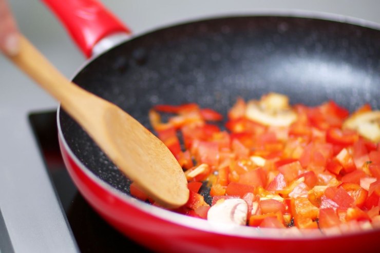 pentola con peperoni tagliati