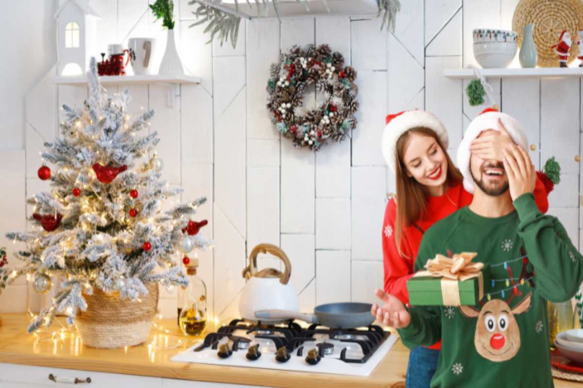 cucina decorata a natale due persone che scambiano regalo