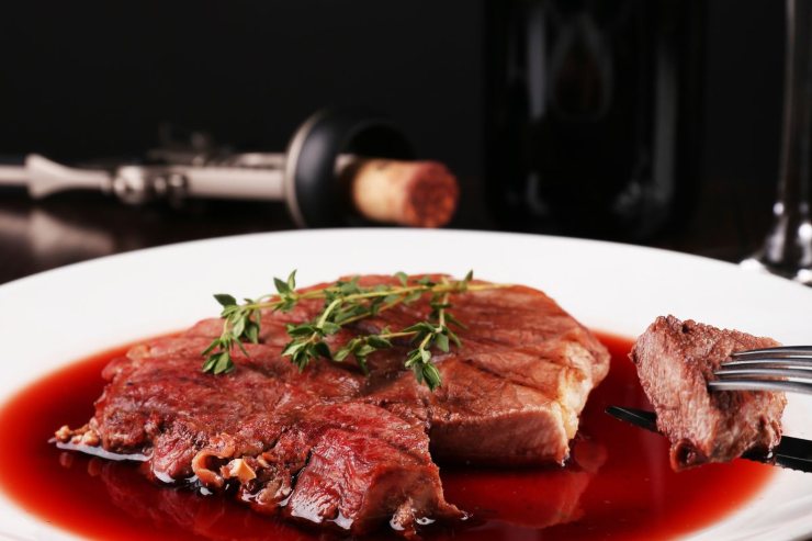 piatto di carne con salsa al vino rosso