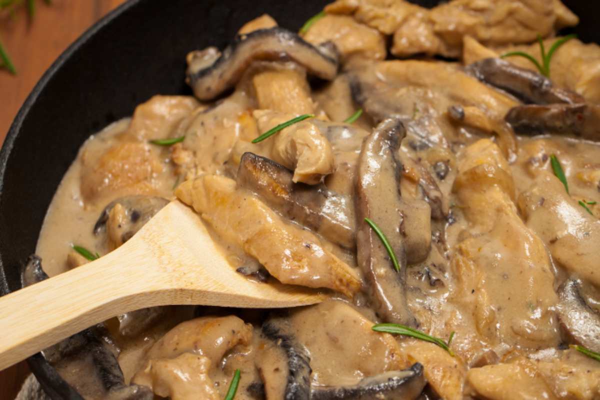 La ricetta di queste scaloppine ai funghi è da leccarsi i baffi: facile e veloce