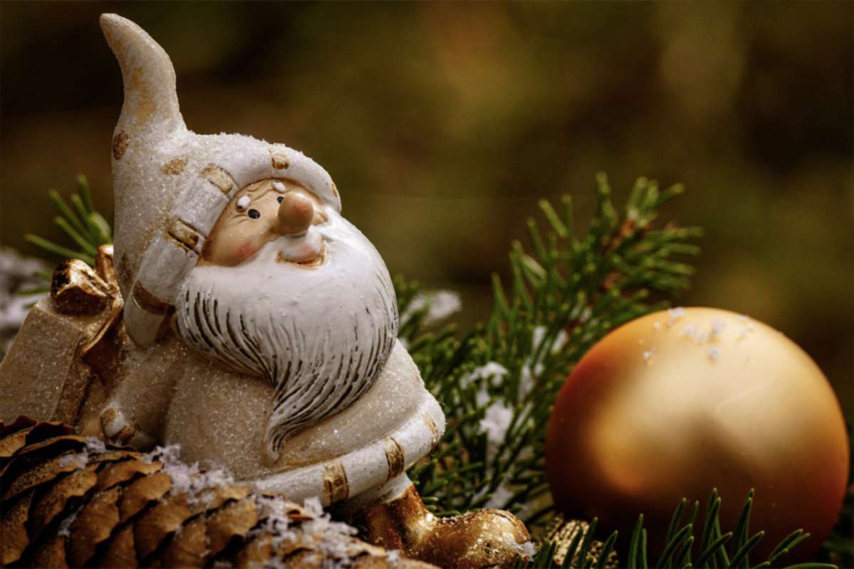 Gnometto segnaposto vicino ad albero di natale