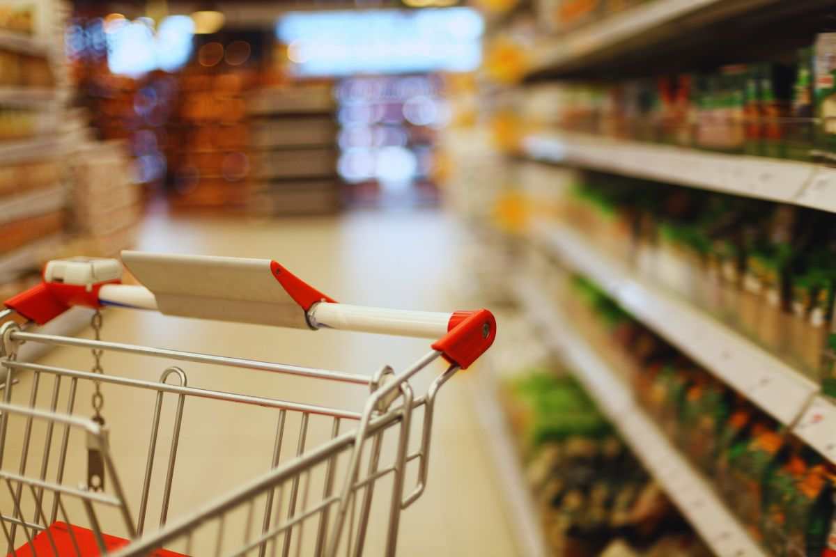 un carrello in una corsia del supermercato