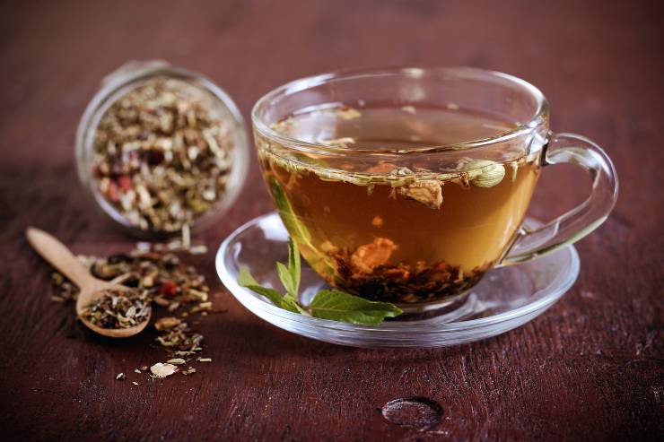 Tazza con tisana ed erbe aromatiche