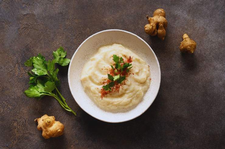 Crema di topinambur con tuberi e rametti di prezzemolo