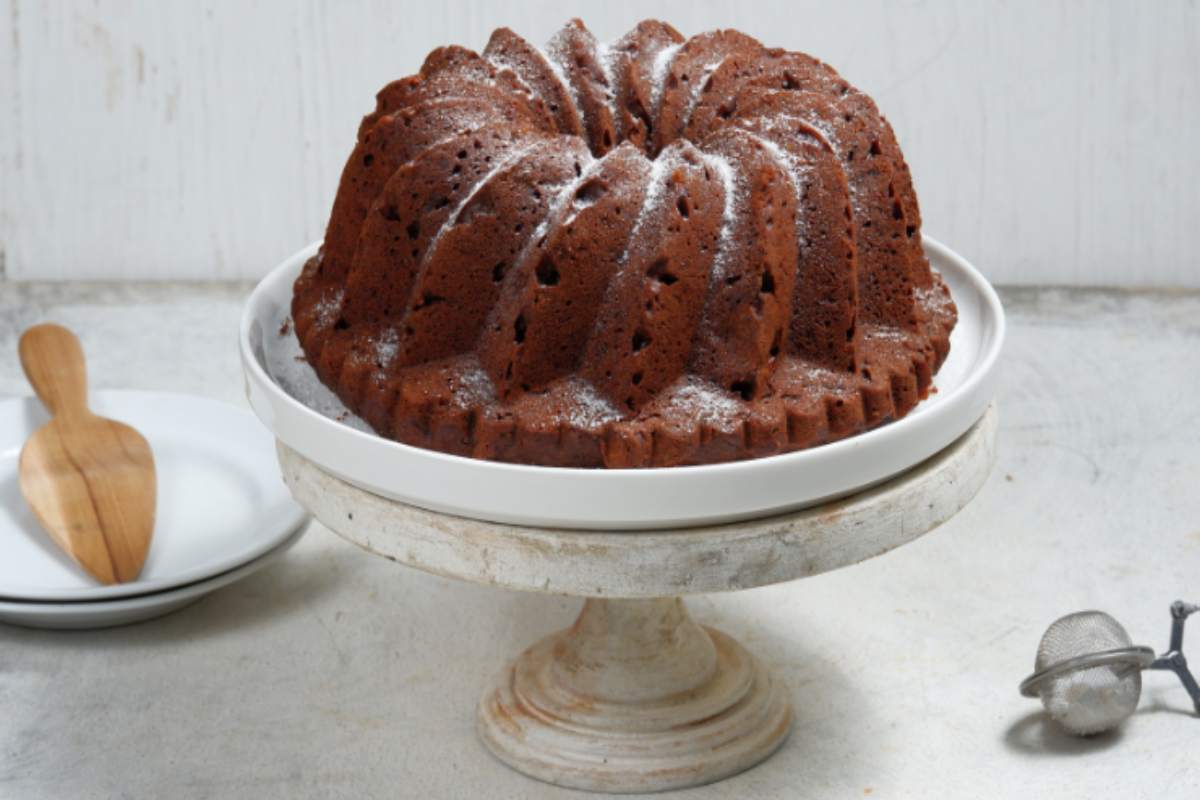 torta al cioccolato su alzatina