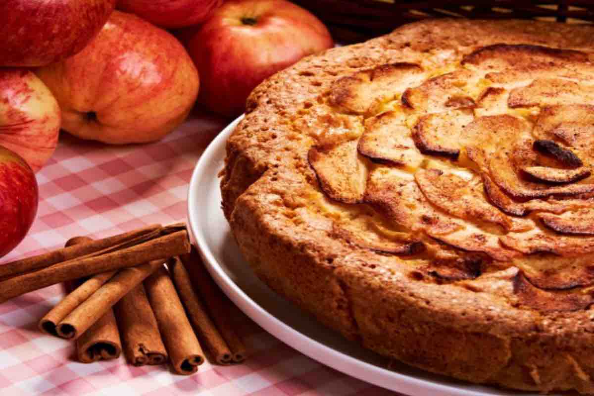 Vuoi sapere come gli chef fanno la torta di mele? Eccoti la ricetta, bella rustica e dal ripieno ricco