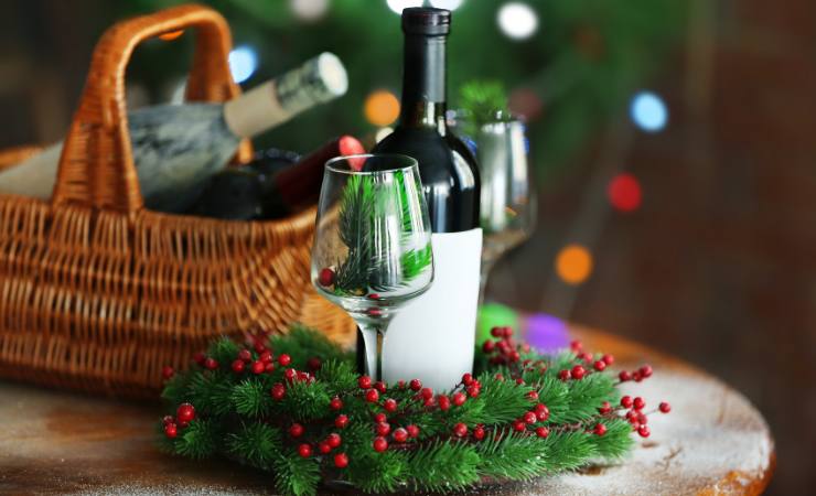 Cesto e vino delle regole di Natale