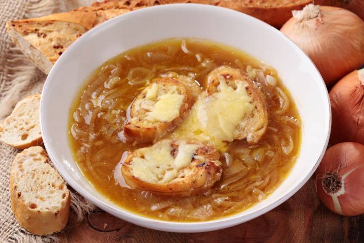 piatto di zuppa di cipolle toscana