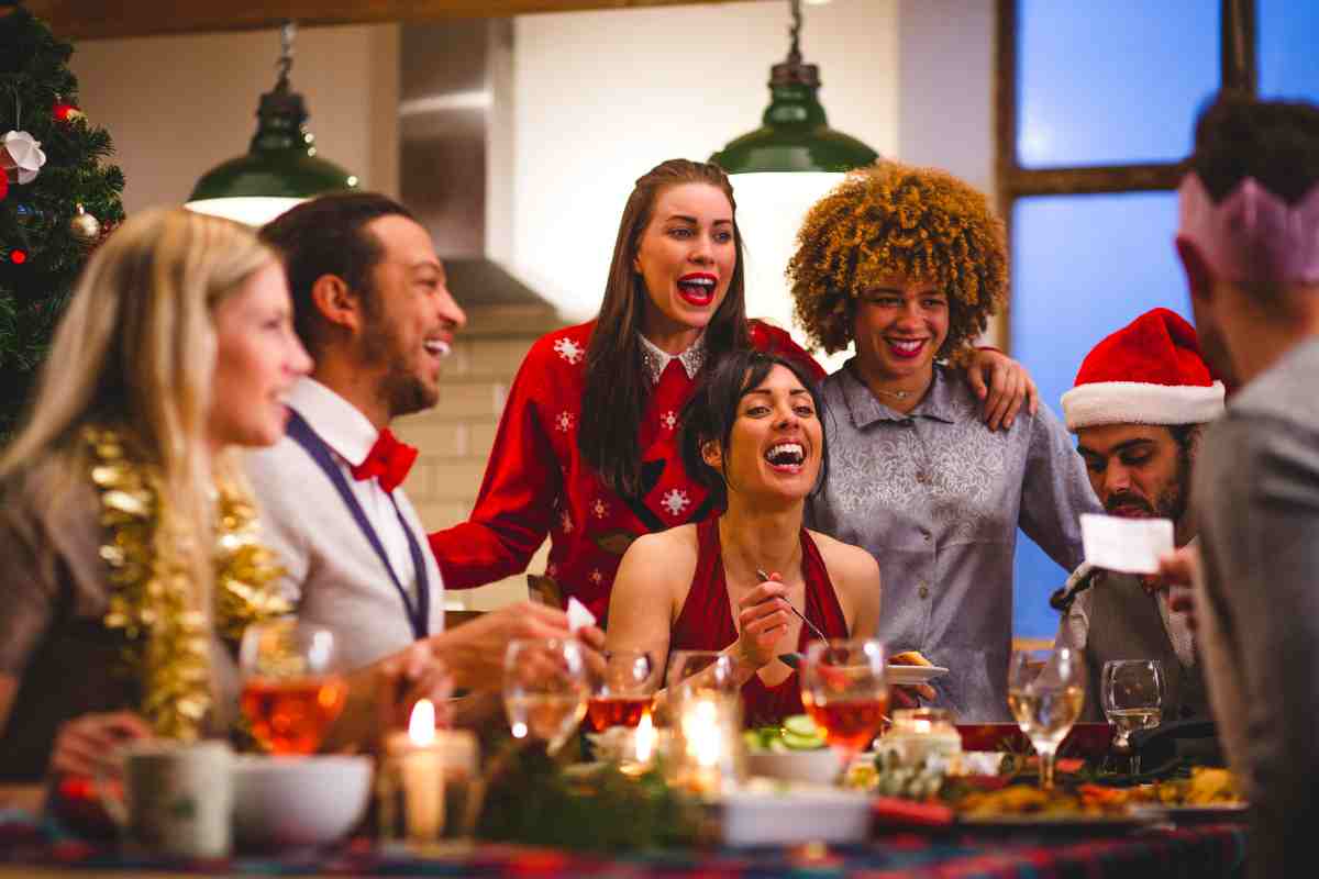 Amici a Natale intorno al tavolo durante l'aperitivo