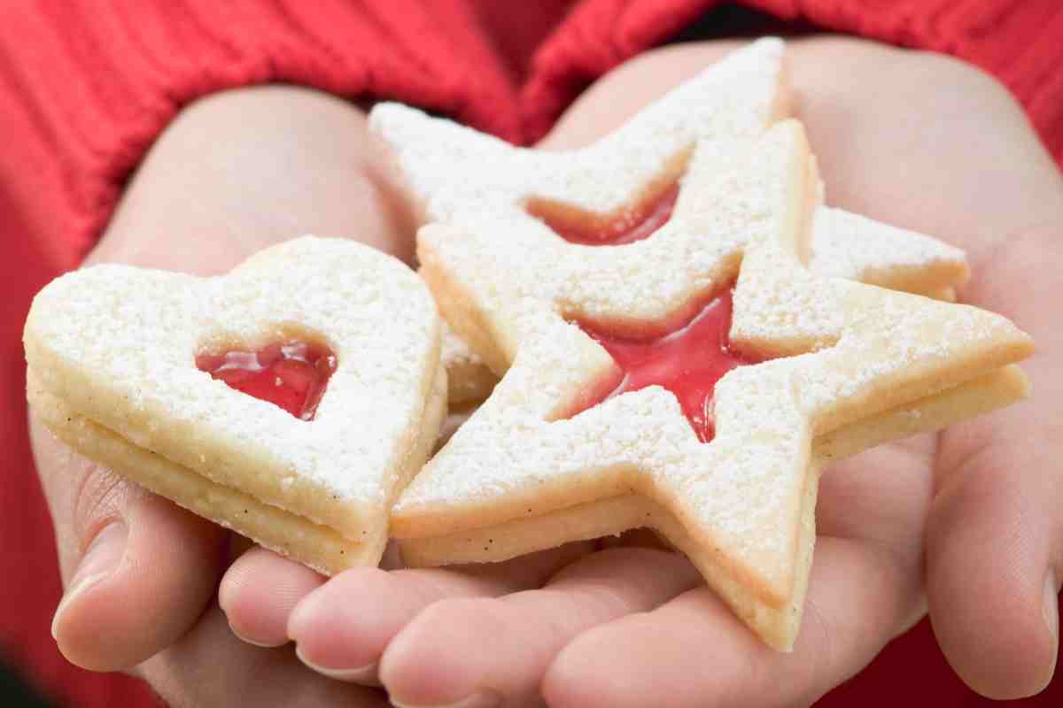 biscotti di pasta frolla ripieni di marmellata a forma di stella e di cuore