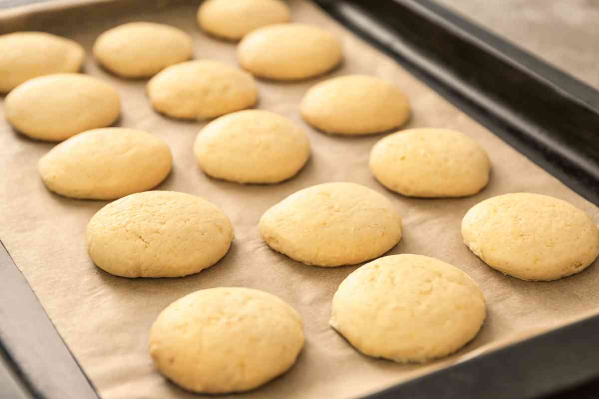 Biscotti senza zucchero in una teglia