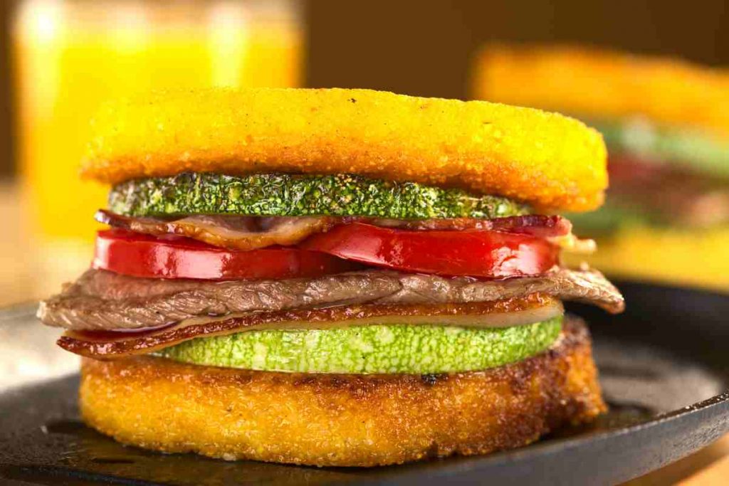 Burger di polenta su un vassoio di ardesia