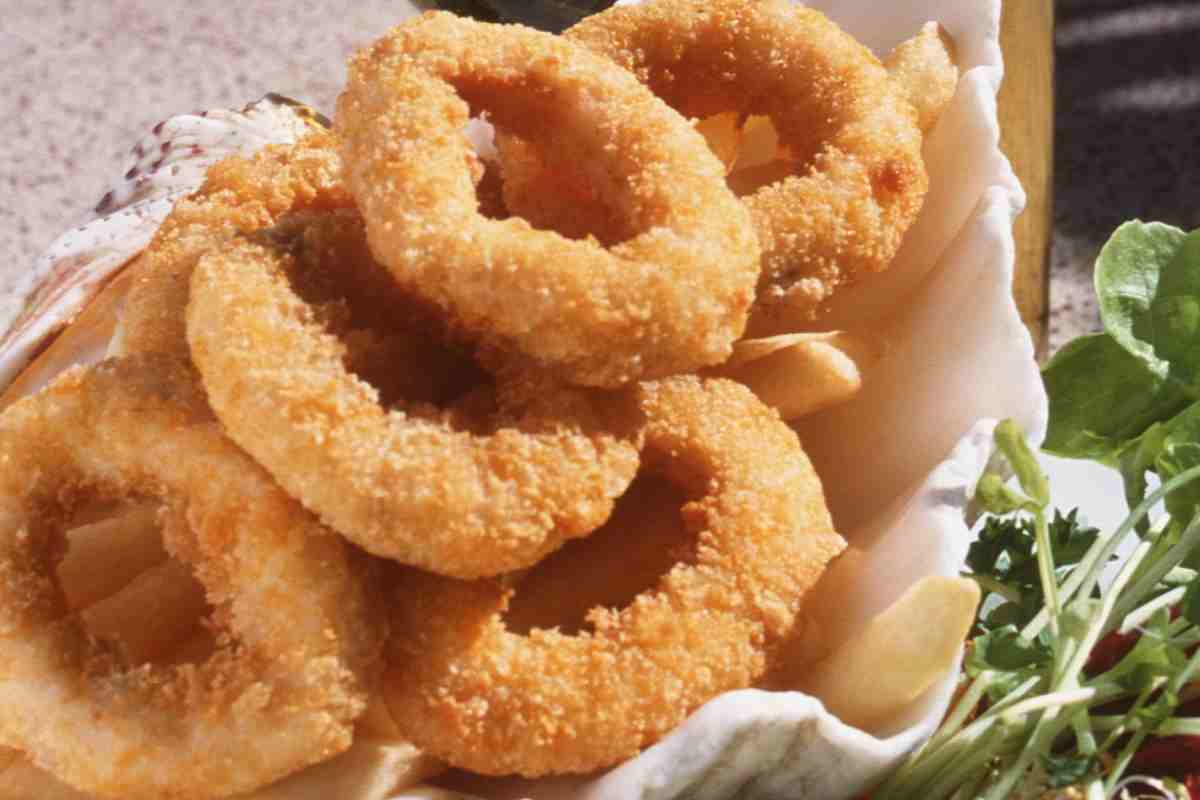 Calamari al forno in un vassoio a forma di conchiglia